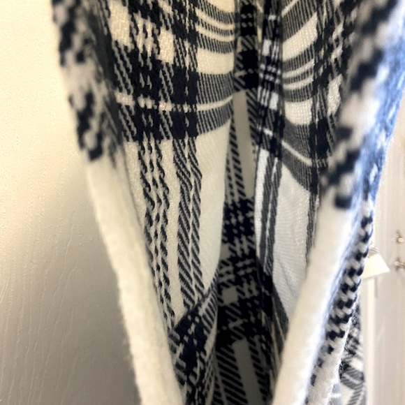 Abercrombie & Fitch Women’s cape/jacket with sleeves & 2 outer pockets. - Picture 4 of 5